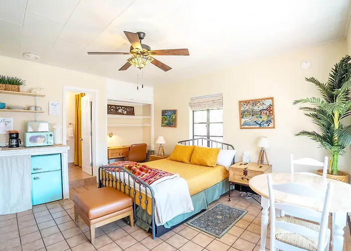 Historic Guesthouse 2 Blocks From The Uofa, Low Summer Rates!