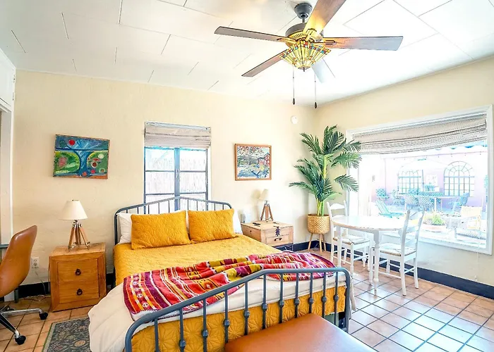 Historic Guesthouse 2 Blocks From The Uofa, Low Summer Rates!
