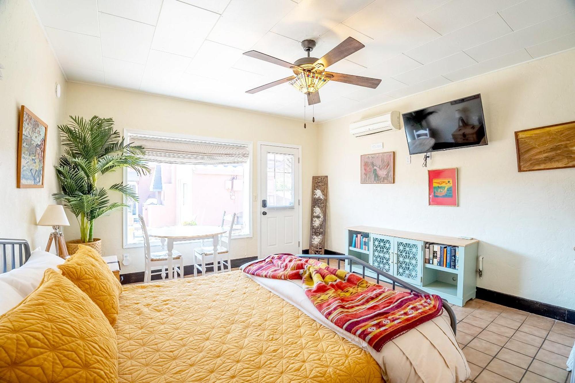 Historic 2 Blocks From The Uofa, Summer Rates! Hébergement de vacances *